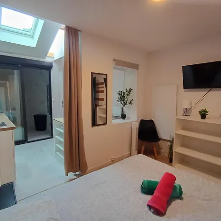 Modern In Downtown With High Speed Internet And Workspace