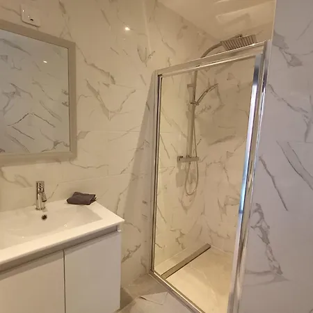 Modern In Downtown With High Speed Internet And Workspace *