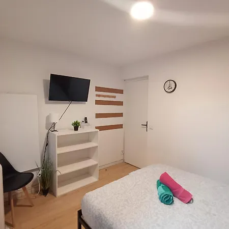 Modern In Downtown With High Speed Internet And Workspace Apartament