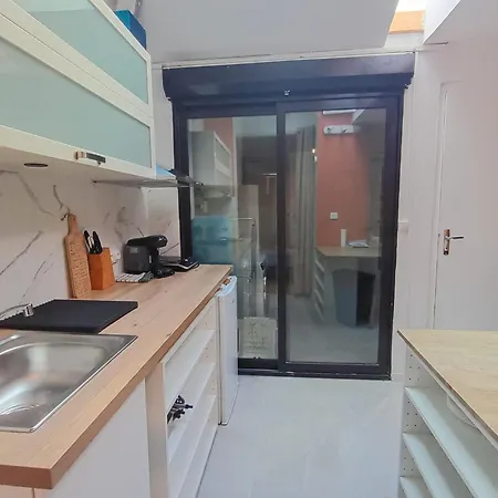 Apartament Modern In Downtown With High Speed Internet And Workspace