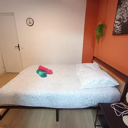 Modern In Downtown With High Speed Internet And Workspace